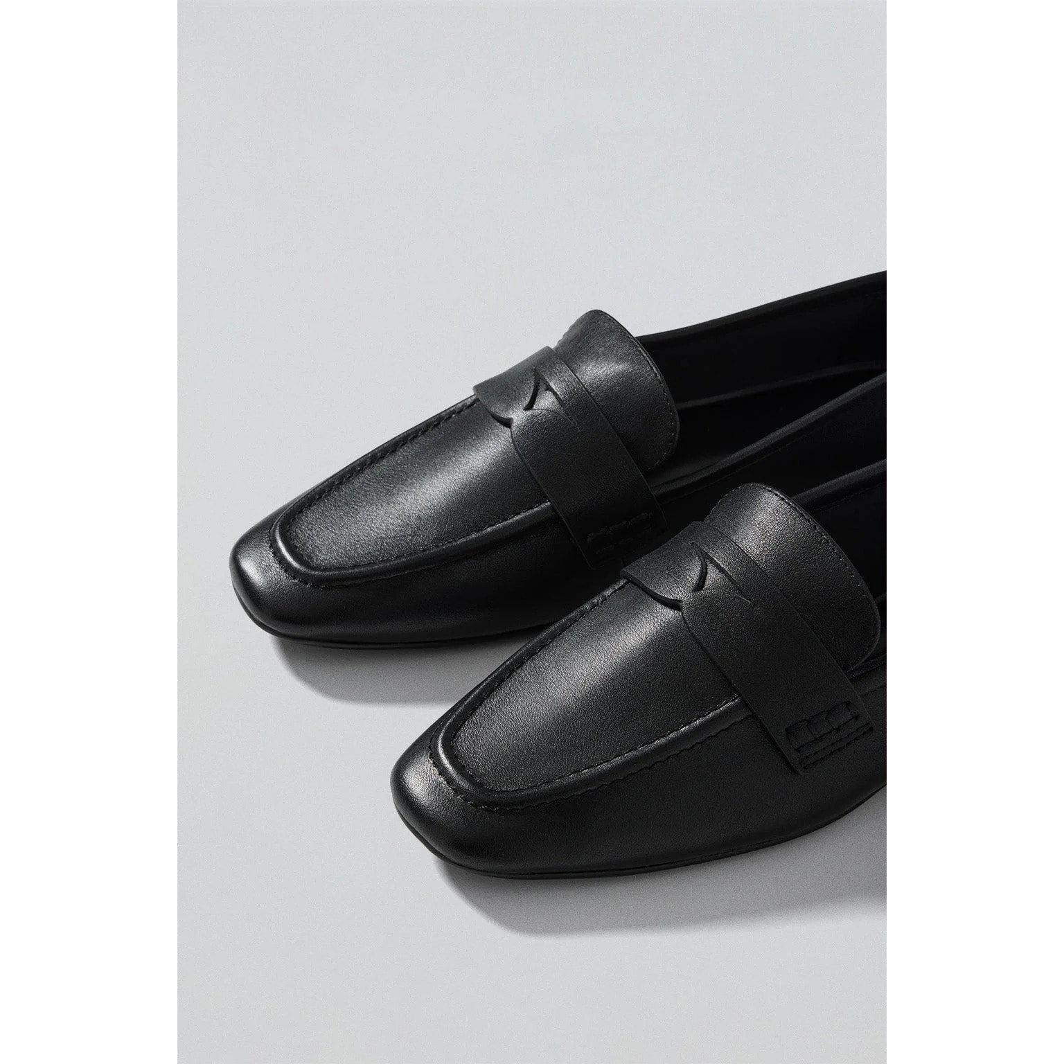 Mocasin Antonella negro de napa con detalle metálico