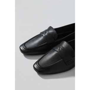 Mocasin Antonella negro de napa con detalle metálico