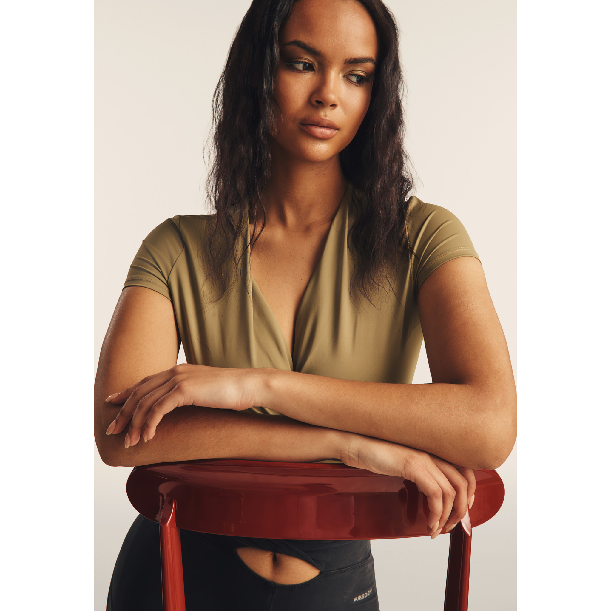 T-shirt cropped con effetto raccolto