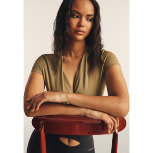 T-shirt cropped con effetto raccolto