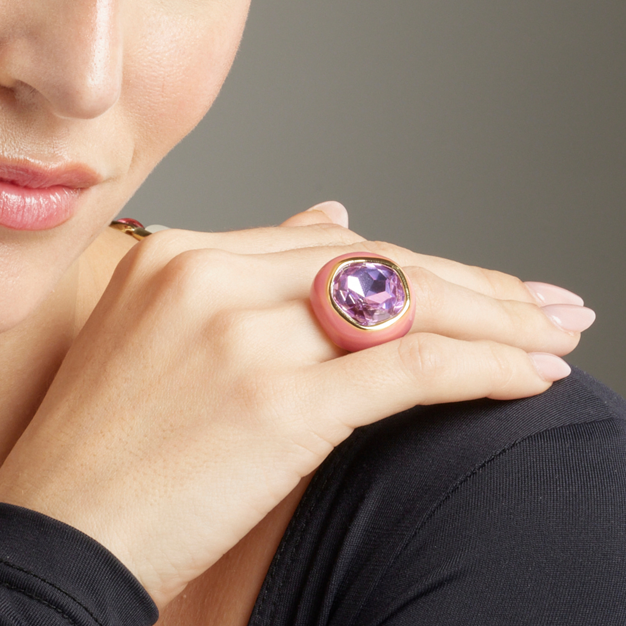 Anillo de Cristal Morado acabado en oro amarillo de 18K