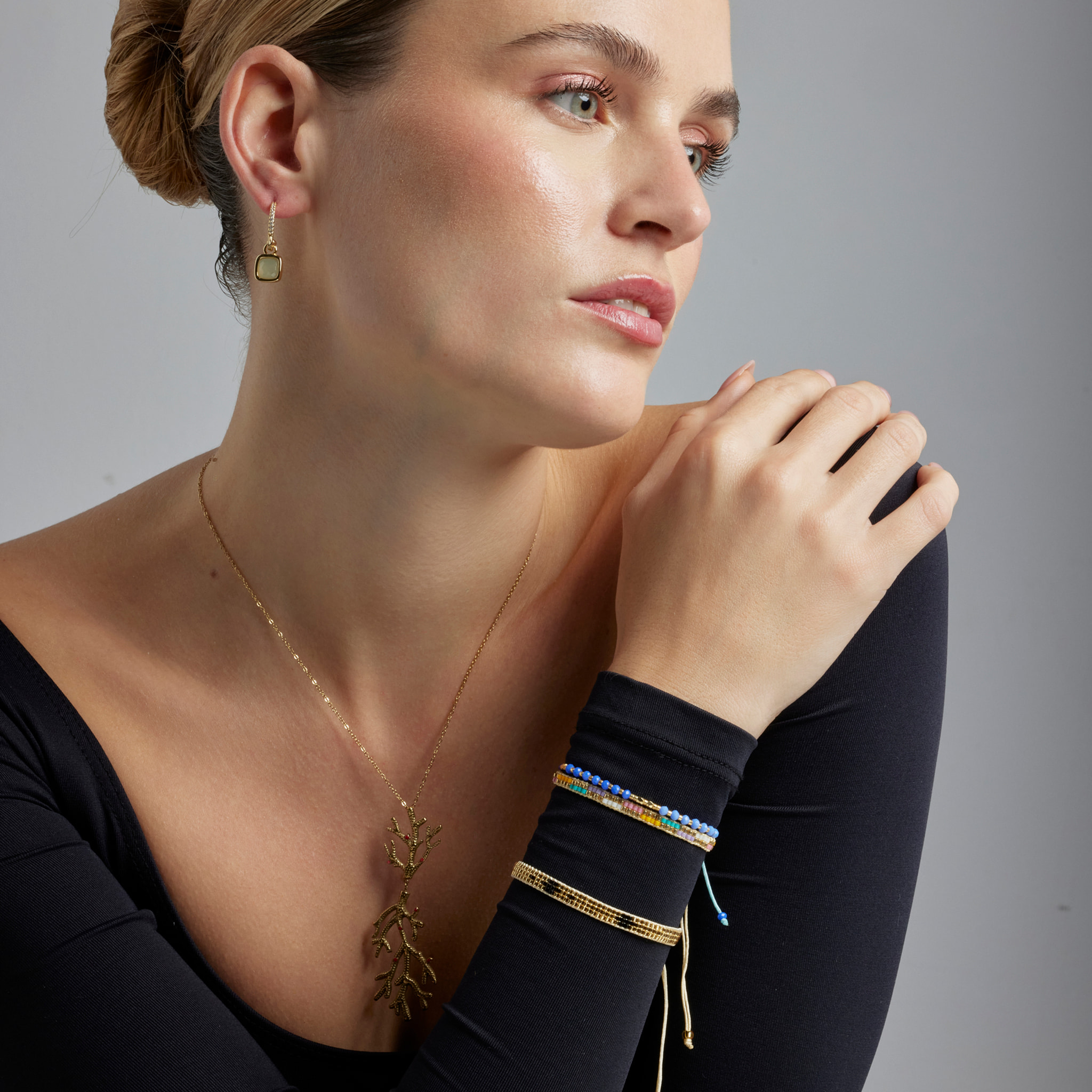 Pulsera con Cristal Negro acabado oro 18k