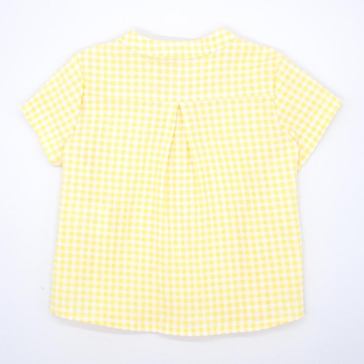 Camisa de manga corta estampado de vichy amarillo. Cuello mao y bolsillo en el delantero.