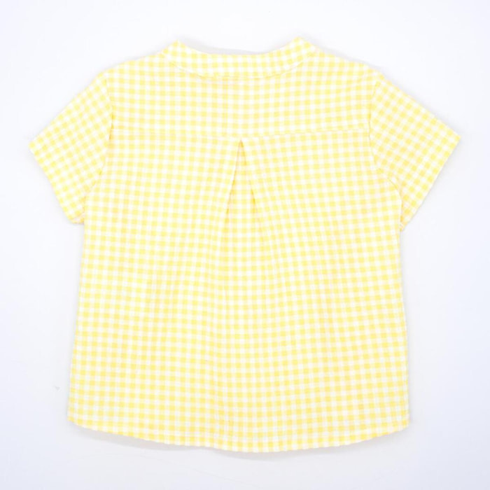 Camisa de manga corta estampado de vichy amarillo. Cuello mao y bolsillo en el delantero.