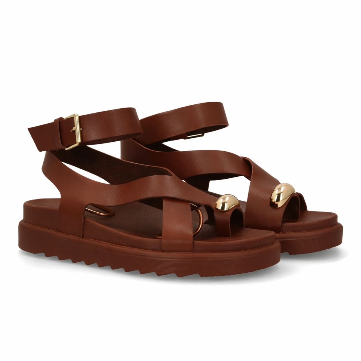 Sandalias cómodas de tiras mujer con adorno metálico.