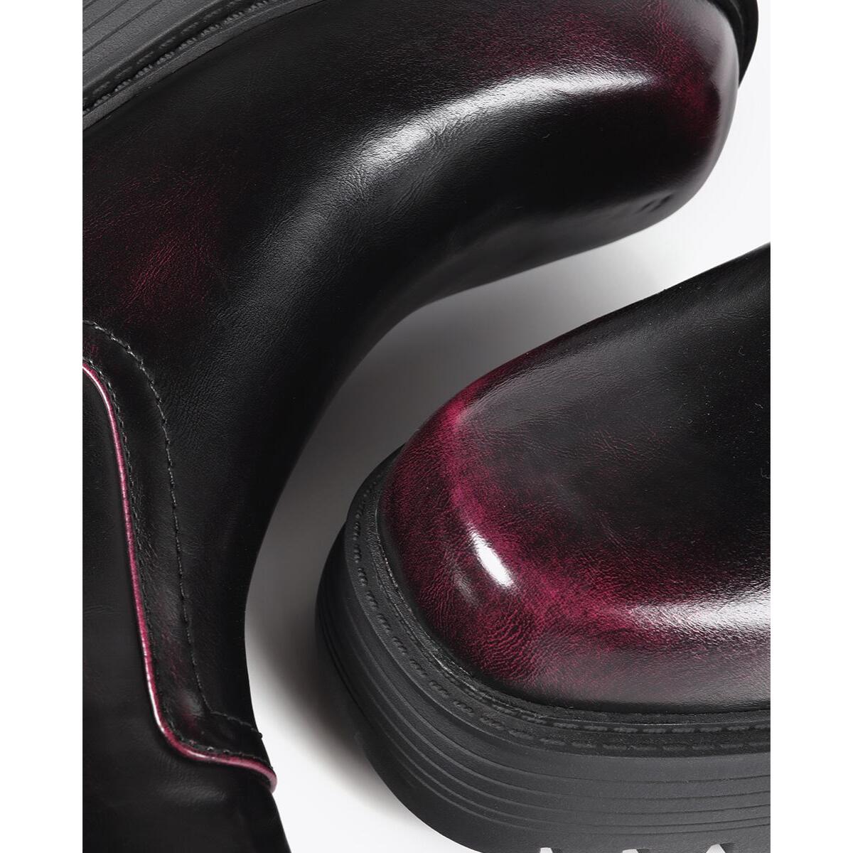 Stivaletto con effetto sfumato e dettagli metallici