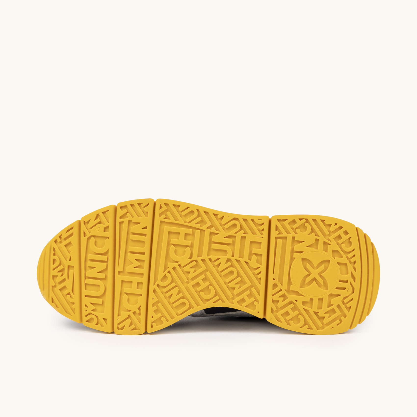 Zapatilla Deportiva Negra y Gris con Detalles Mostaza MUNICH MAMBA 10