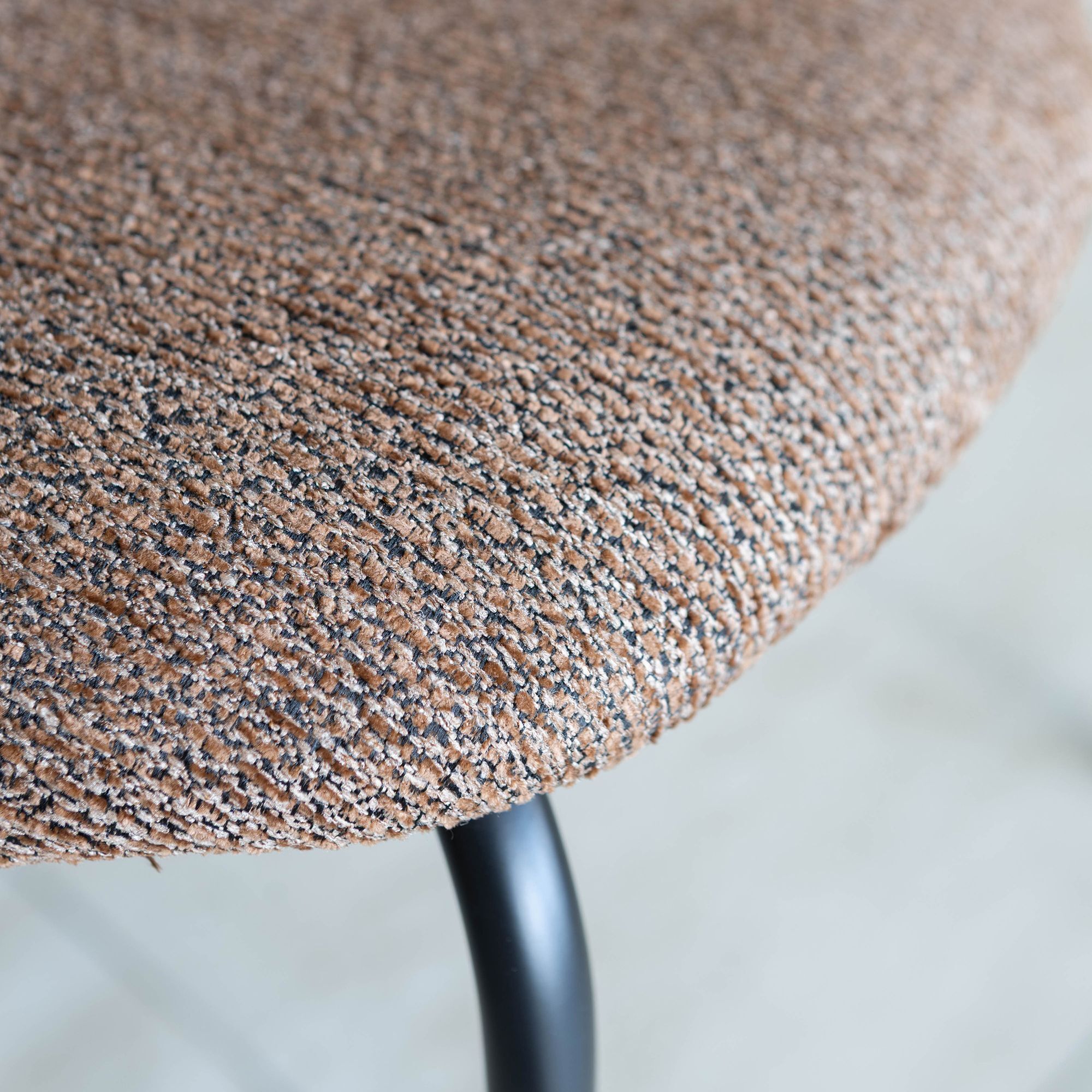 Lot de 2 chaises en tissu marron et dossier en finition noyer  GASTON