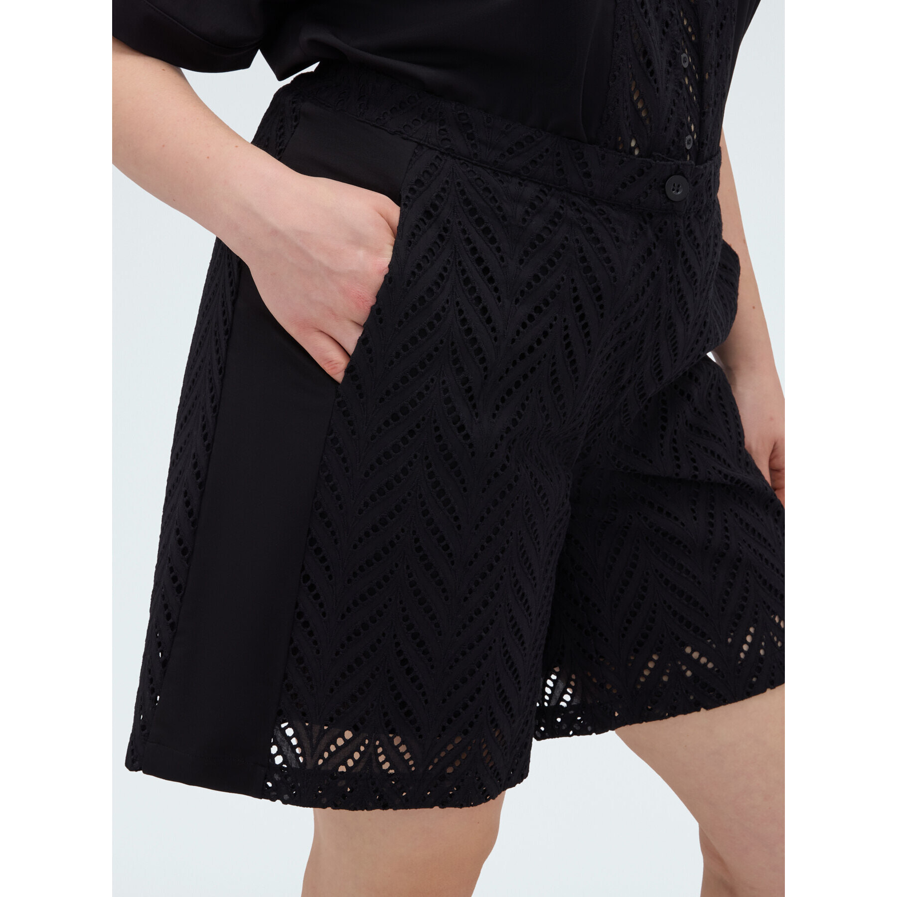 Fiorella Rubino - Shorts de bordado inglés de algodón perforado - Negro