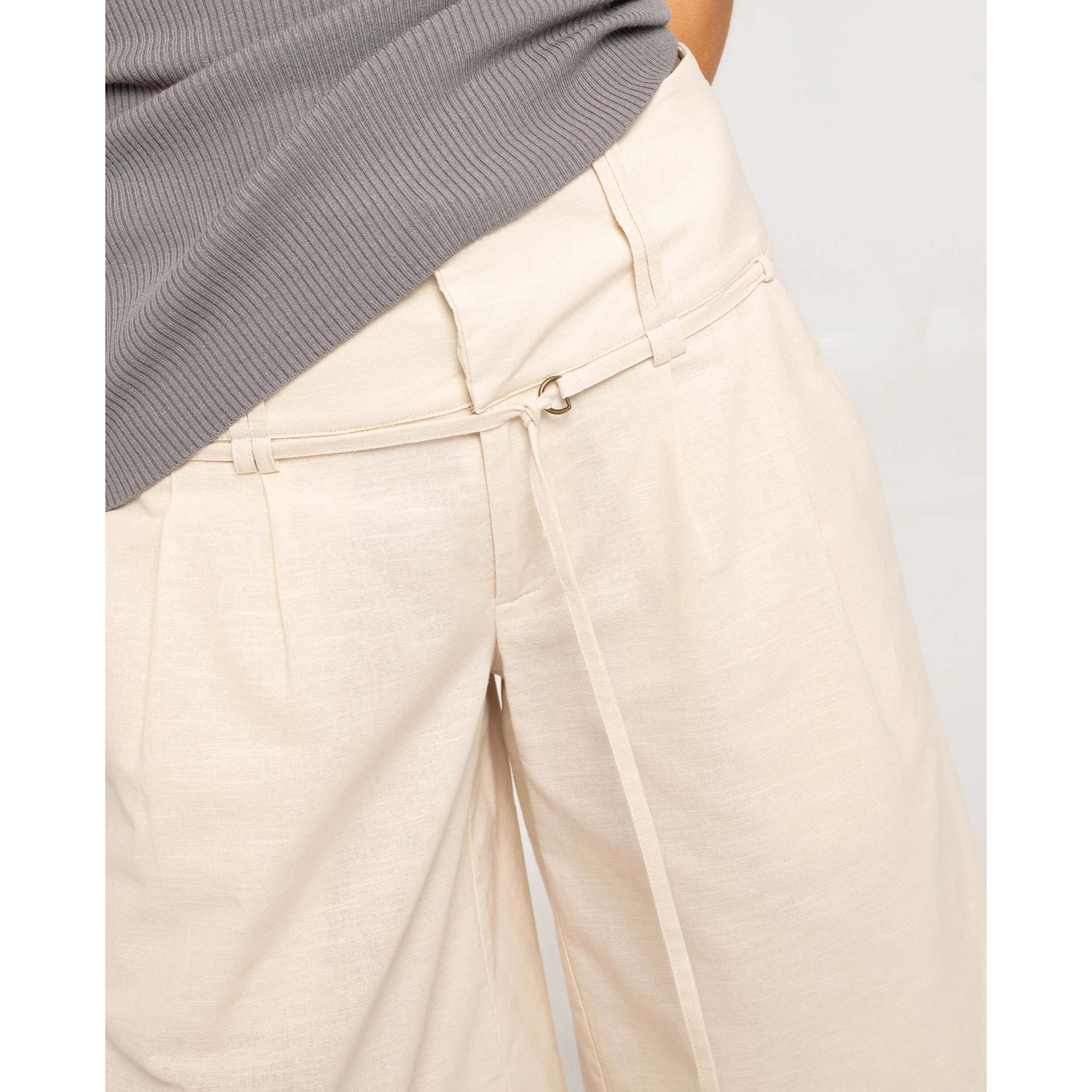 Pantalón recto tipo bermudas culotte con cinturón de mujer