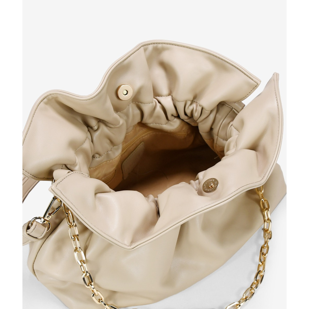 Bolso de hombro beige con cadena