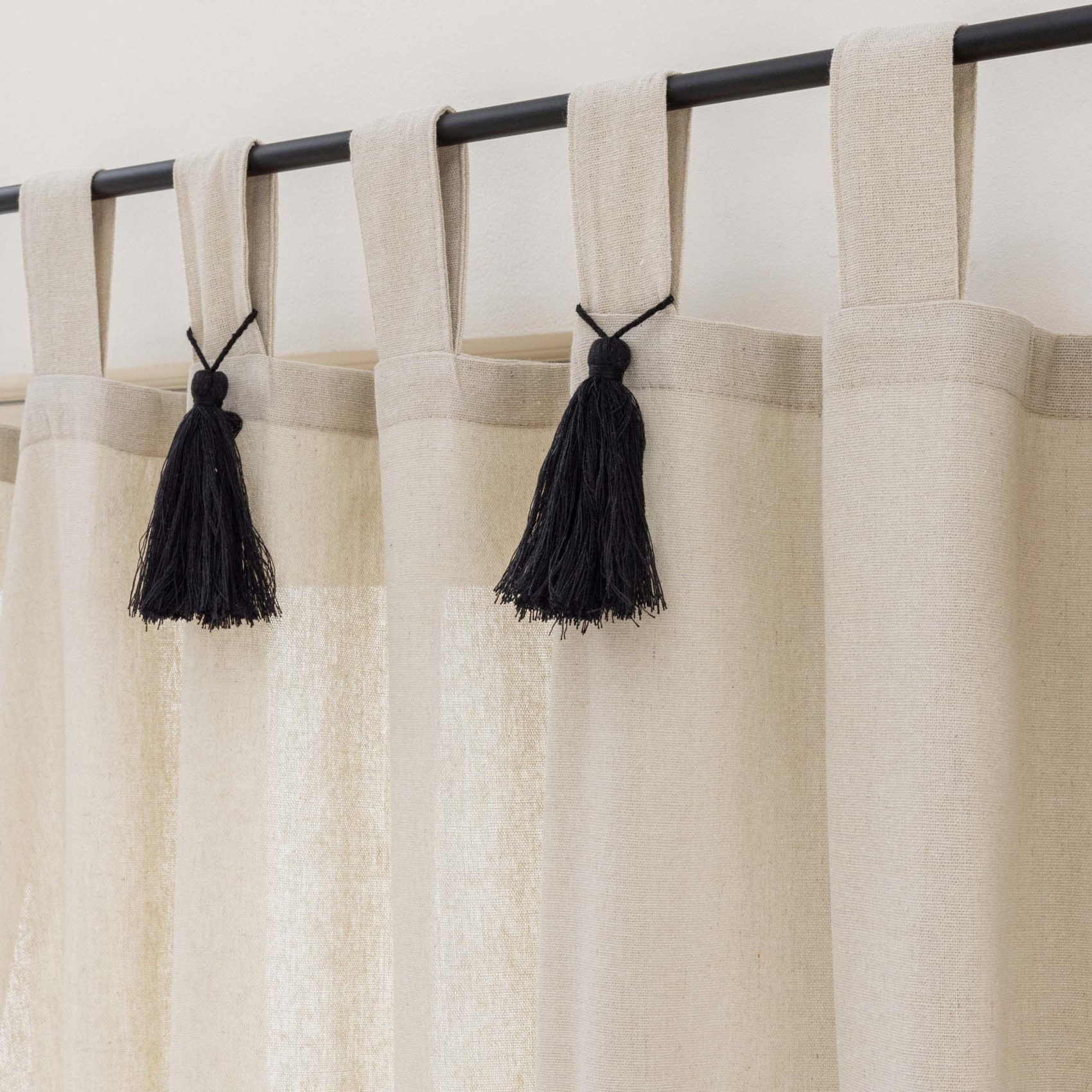 Rideau tamisant polycoton avec passants et pompons - Beige