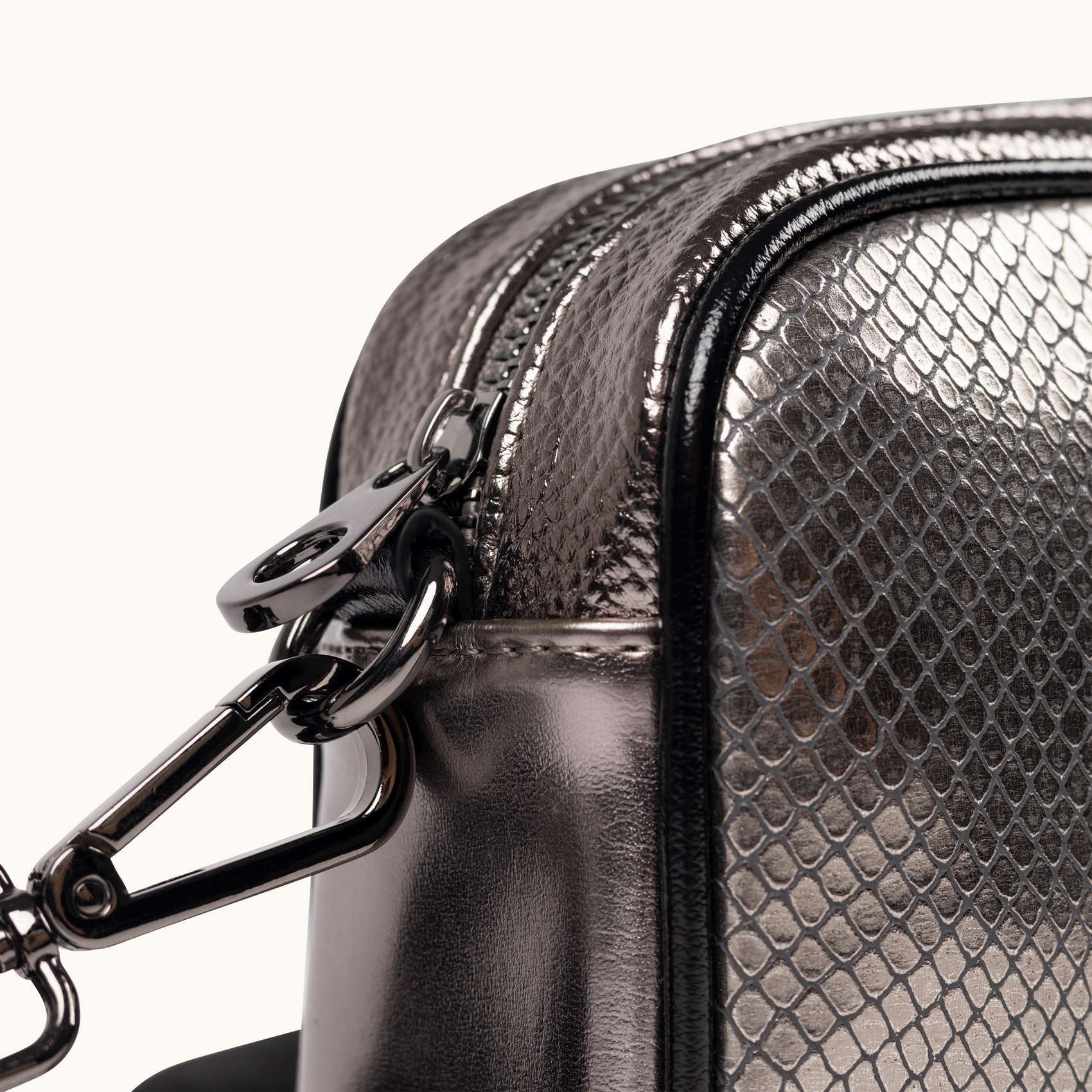 Bandolera Tipo Camera con Efecto Serpiente Plateado BLOCK FUN SILVER NIGHT CROSSBODY CAMERA