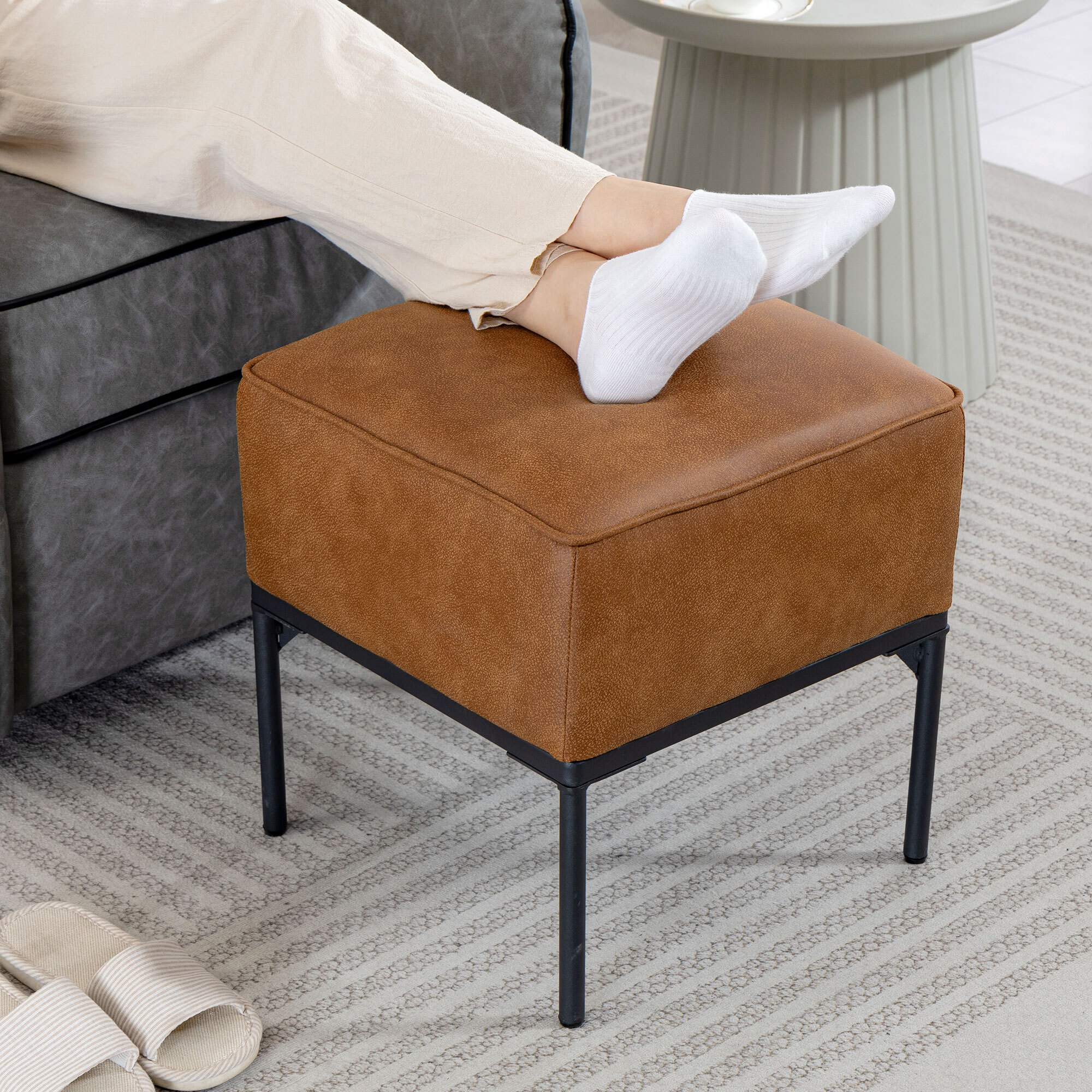 Reposapiés Salón, Taburete Bajo Tapizado en PU con Patas de Acero, Acolchado Grueso, Estilo Moderno, Otomana para Dormitorio, Sofá, Marrón