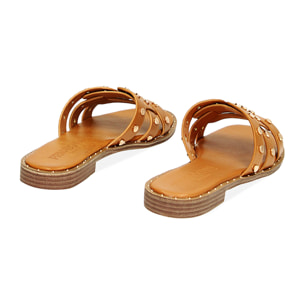 Sandali bassi cognac con borchie