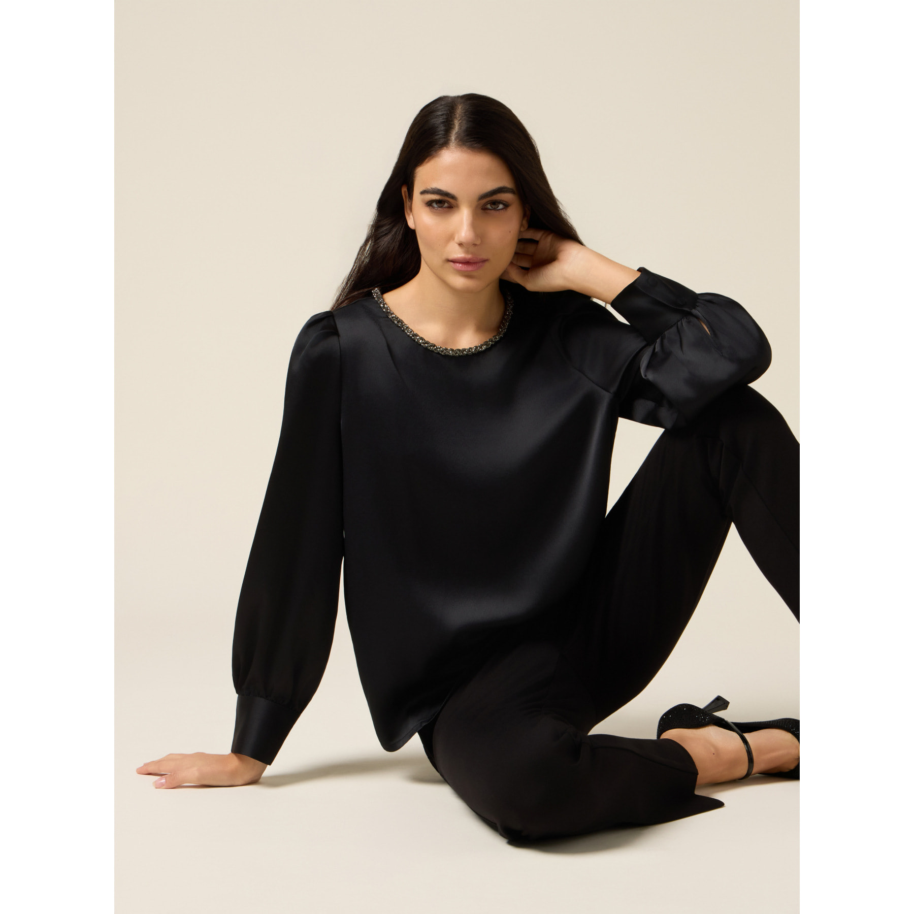 Oltre - Blusa de raso con detalle joya - Negro