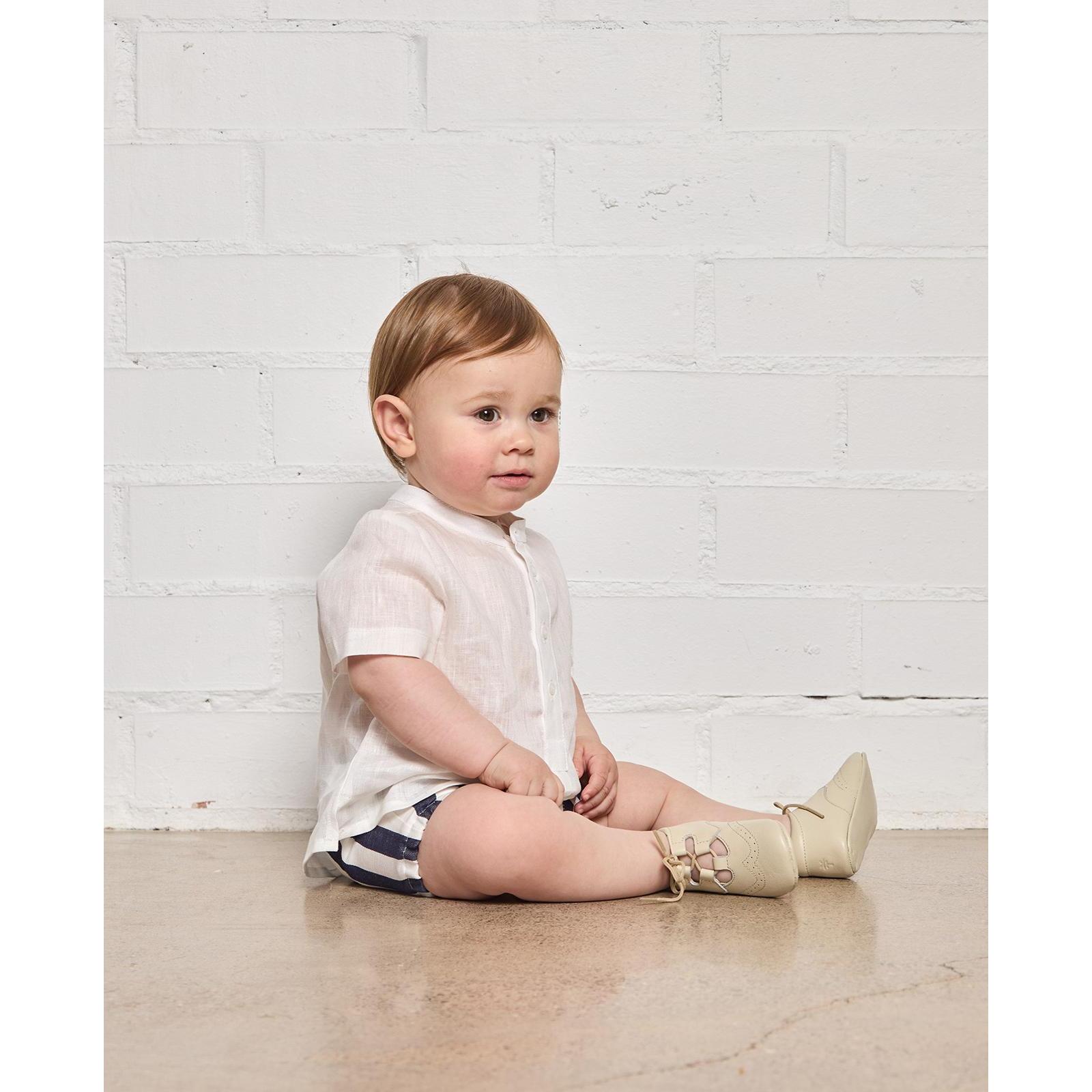 Bermuda de rayas azul marino, con cintura y bajo elastico.