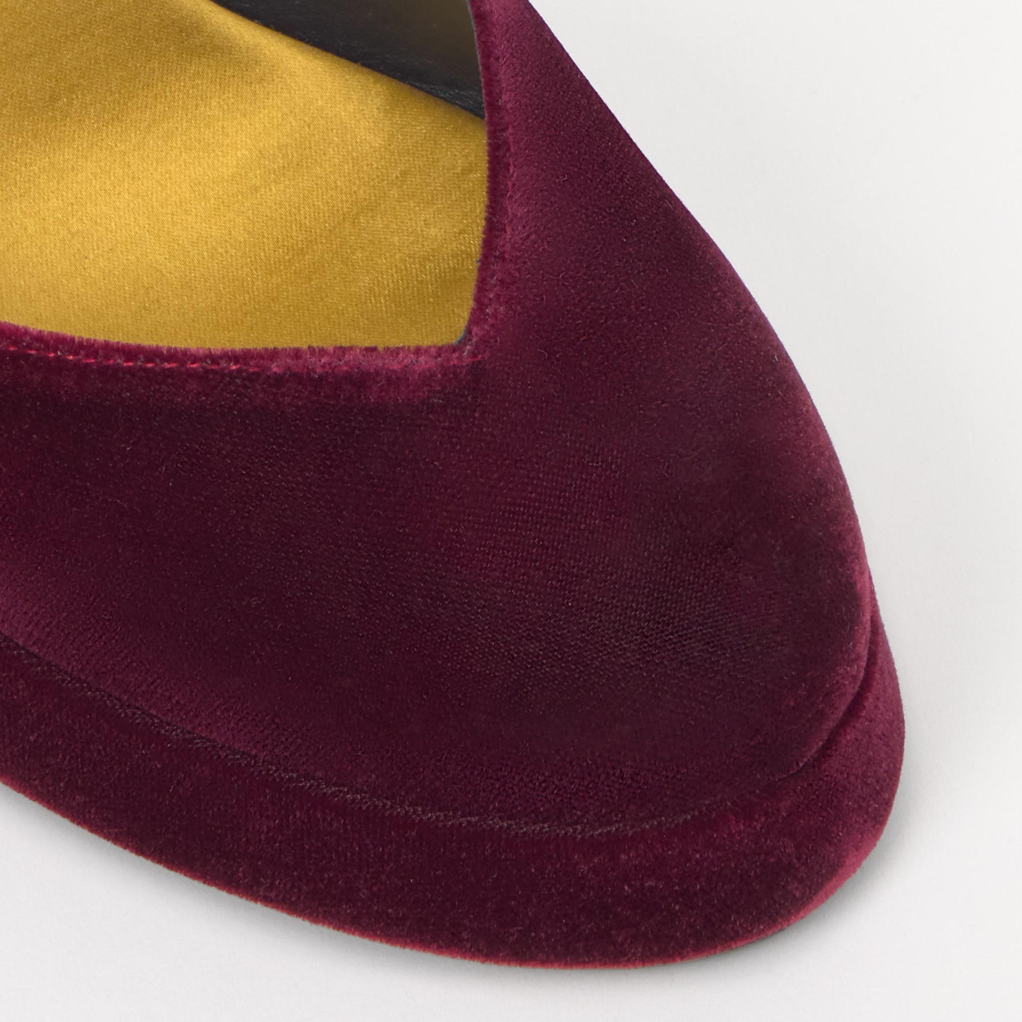 Zapato de tacón Verona en terciopelo con cierre de hebilla