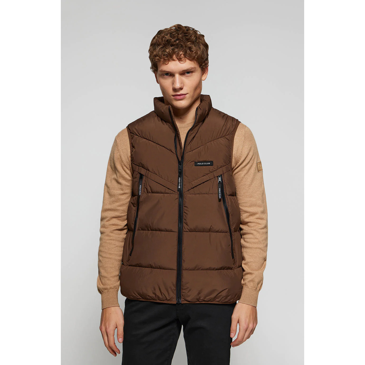 Gilet marrone trapuntato con particolari logotipati