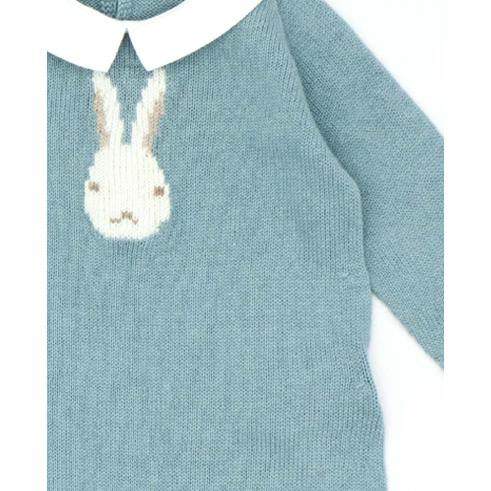 Pelele azul con dibujo de conejo en el centro