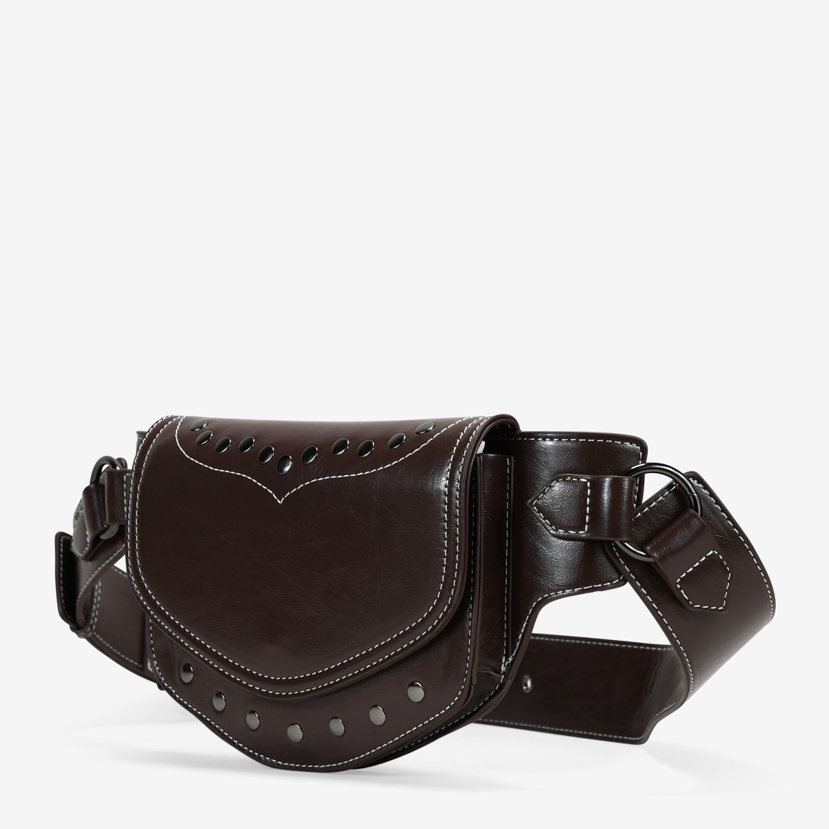 Riñonera marrón con solapa y tachuelas