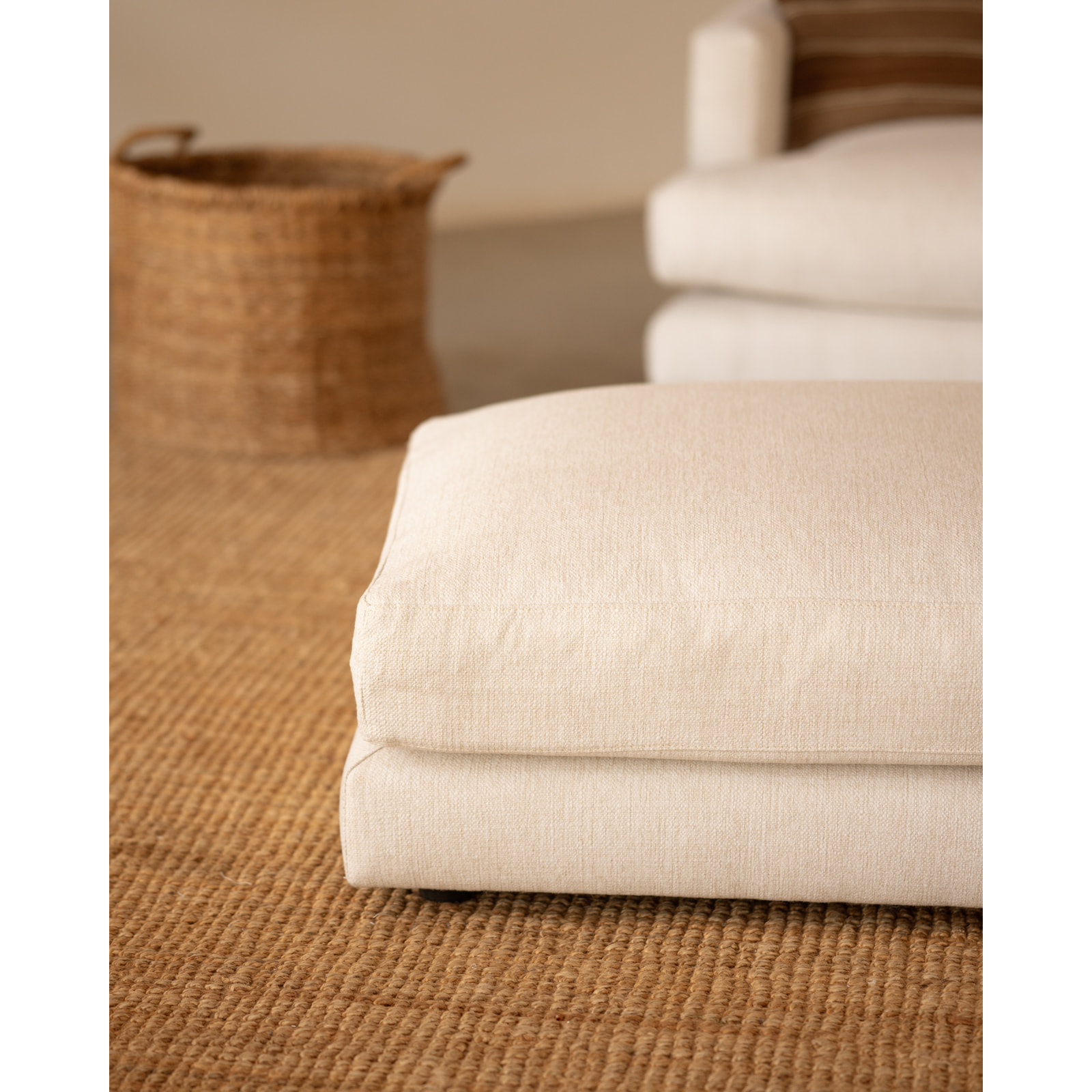 Puf tono blanco roto de 96x80cm Alto: 40 Largo: 96 Ancho: 80