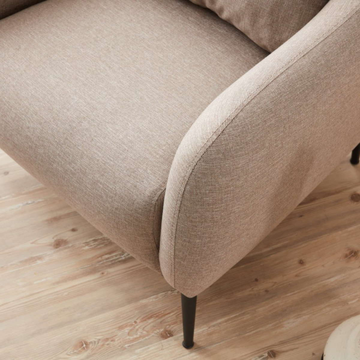 Fauteuil beige avec coussin en lin ELOI
