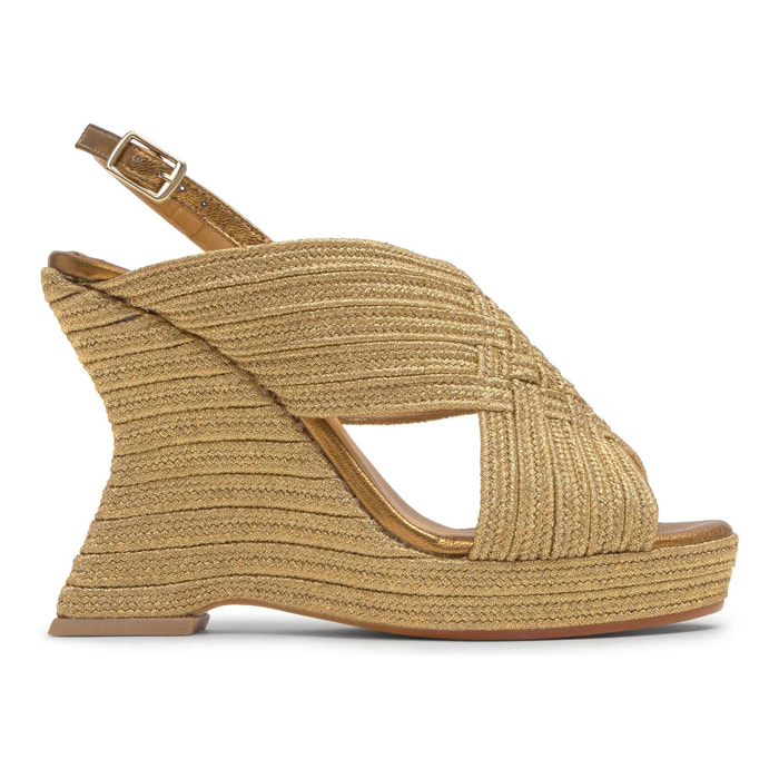Sandalia Juliet cuña forrada en trenzado metalizado artesanal con hebilla