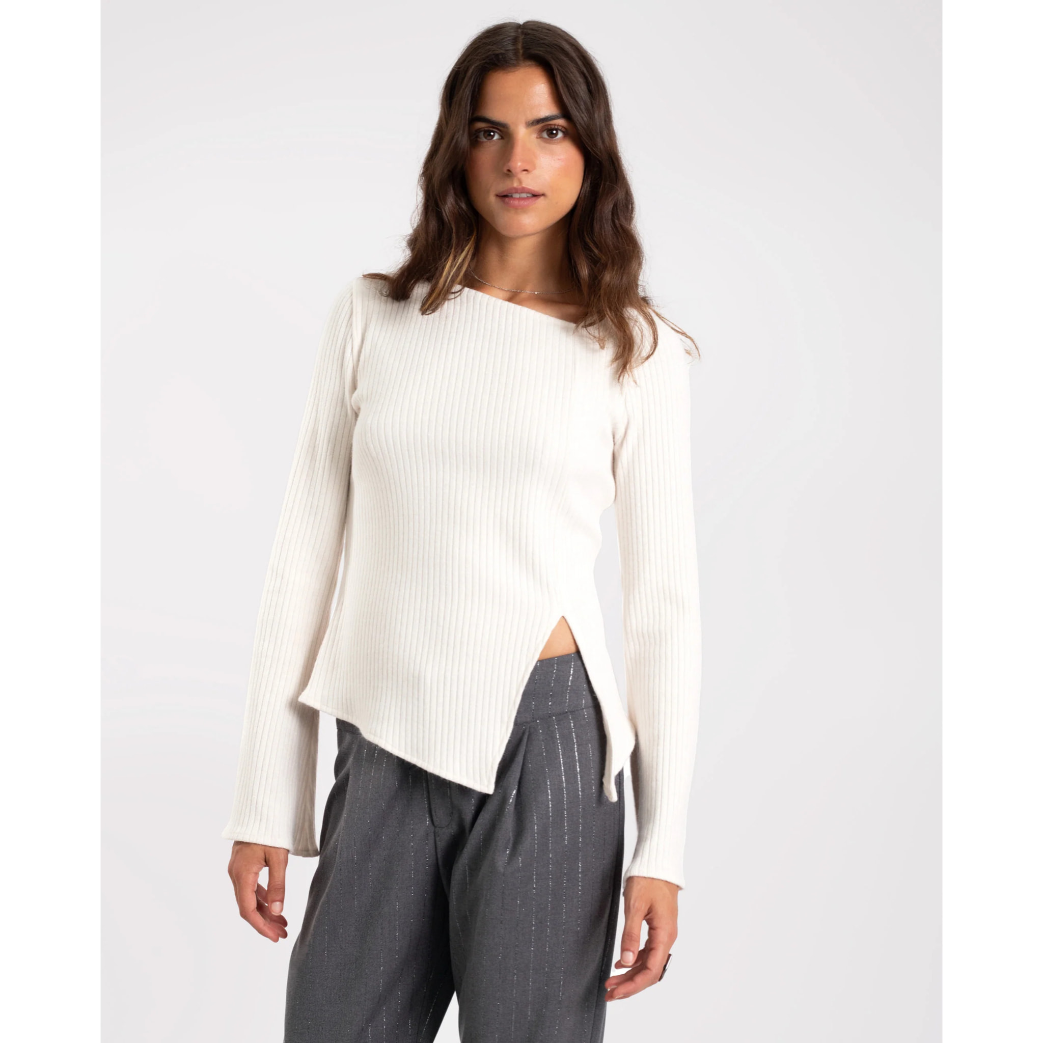 Top asimétrico con mangas largas