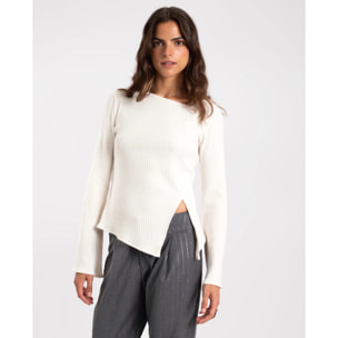 Top asimétrico con mangas largas