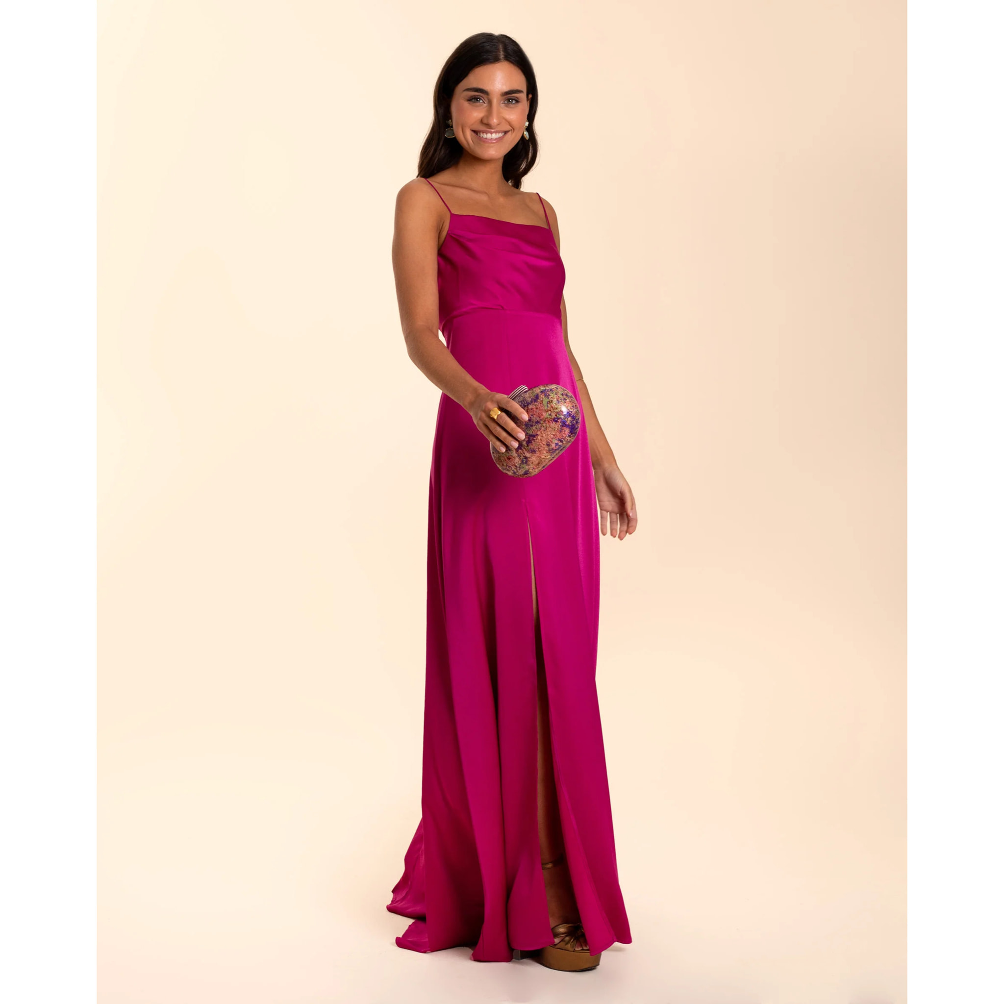 Vestido largo escote recto con abertura