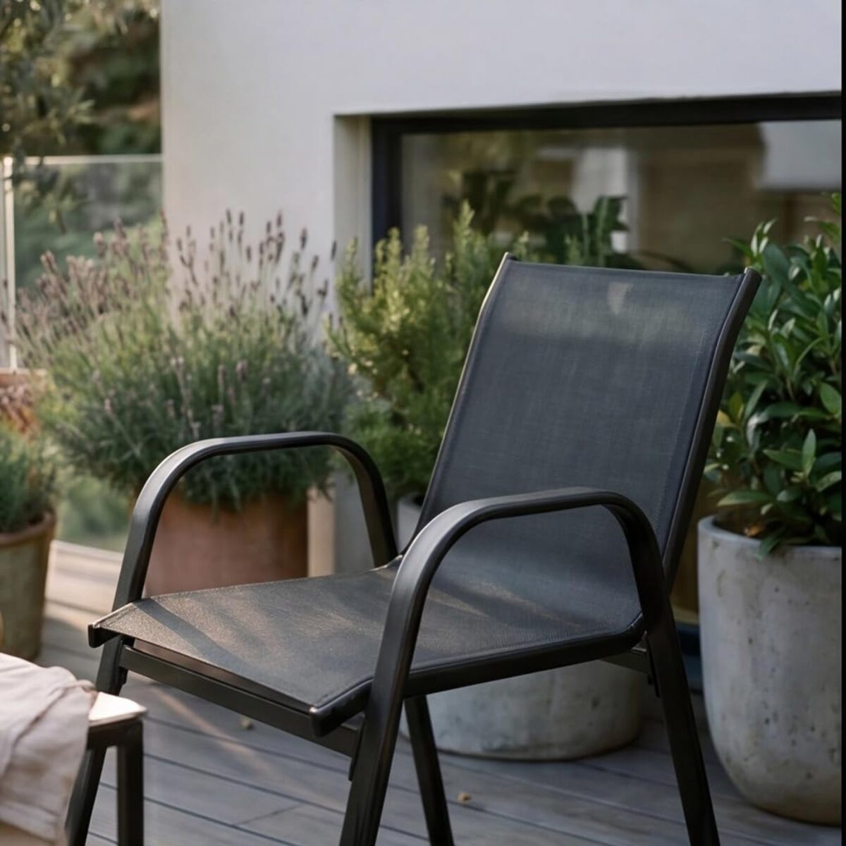 Set 2 sedie da giardino in acciaio zincato verniciato a polvere con seduta in texilene traspirante, resistenti agli agenti atmosferici, leggere e confortevoli, ideali per balcone terrazzo e outdoor, facili da pulire e durevoli