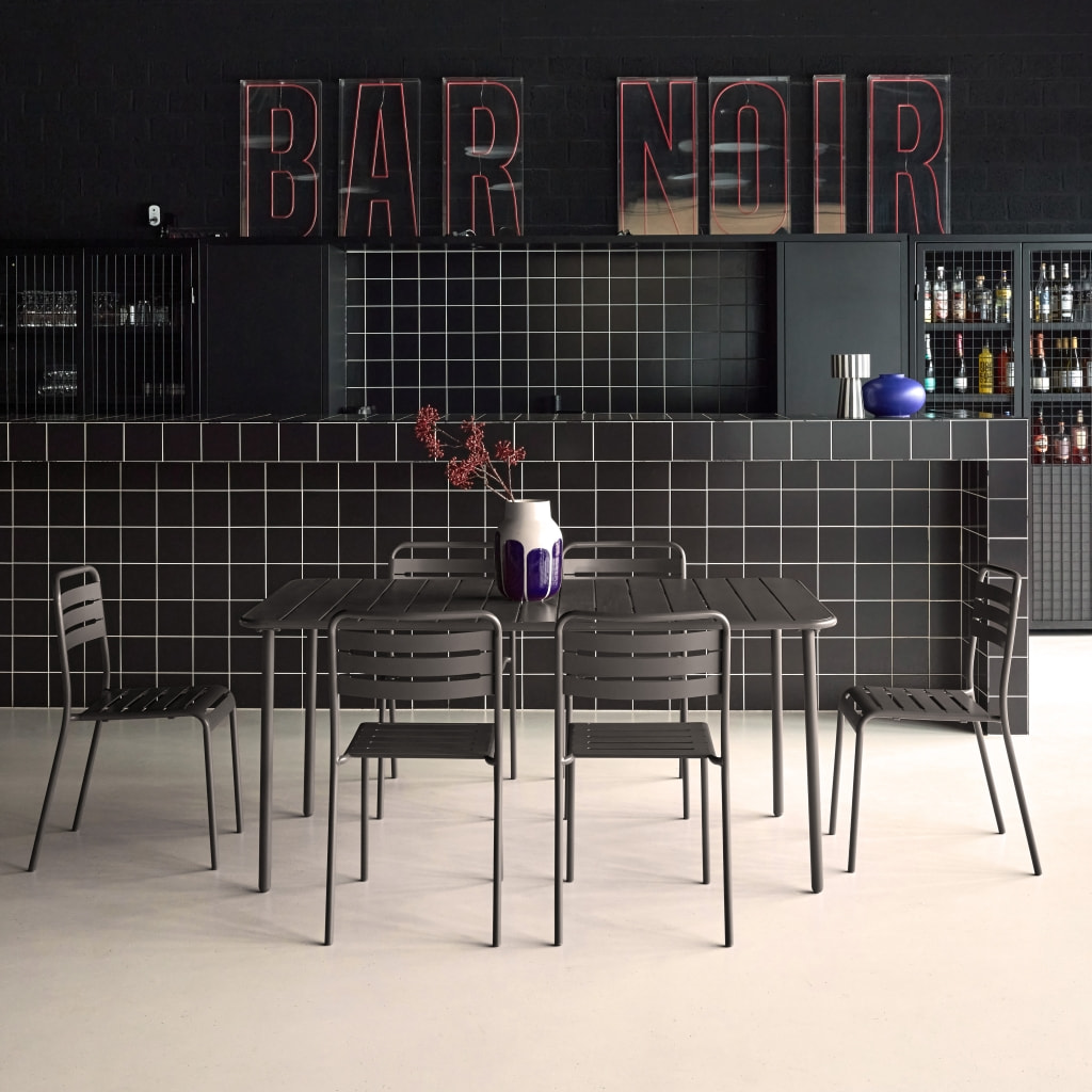 Table de jardin métal + 6 assises traitement antirouille. lattes et bords arrondis