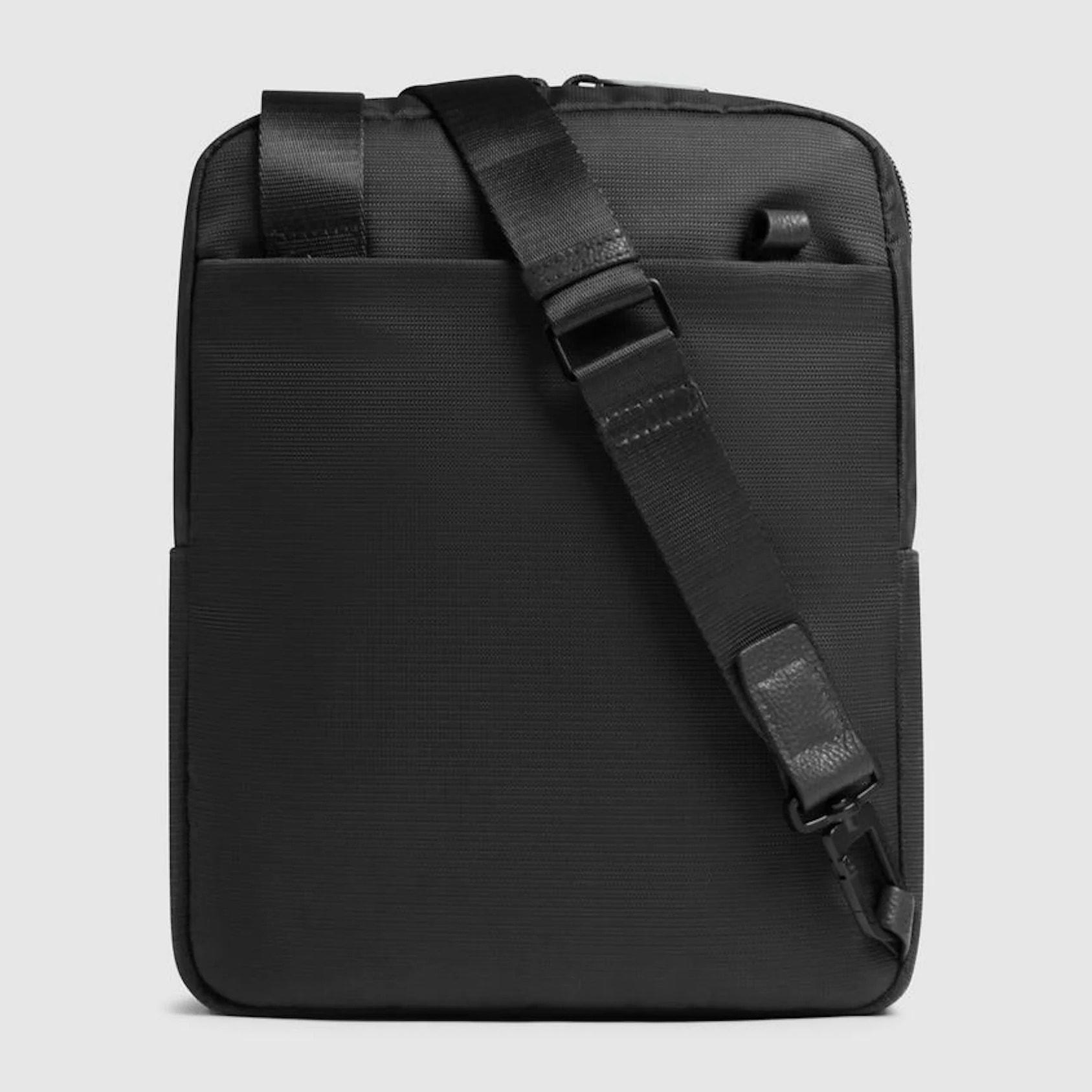 Piquadro Borsello porta iPad® in tessuto riciclato e pelle con protezione RFID