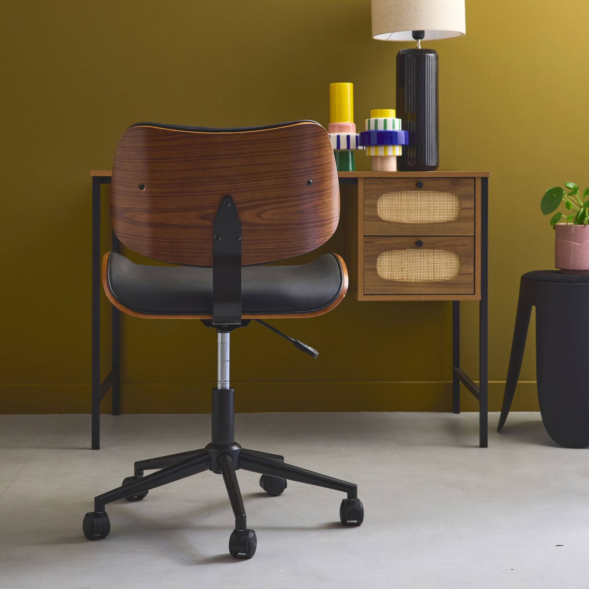 Chaise de bureau à roulettes décor bois courbé placage effet noyer et simili cuir noir
