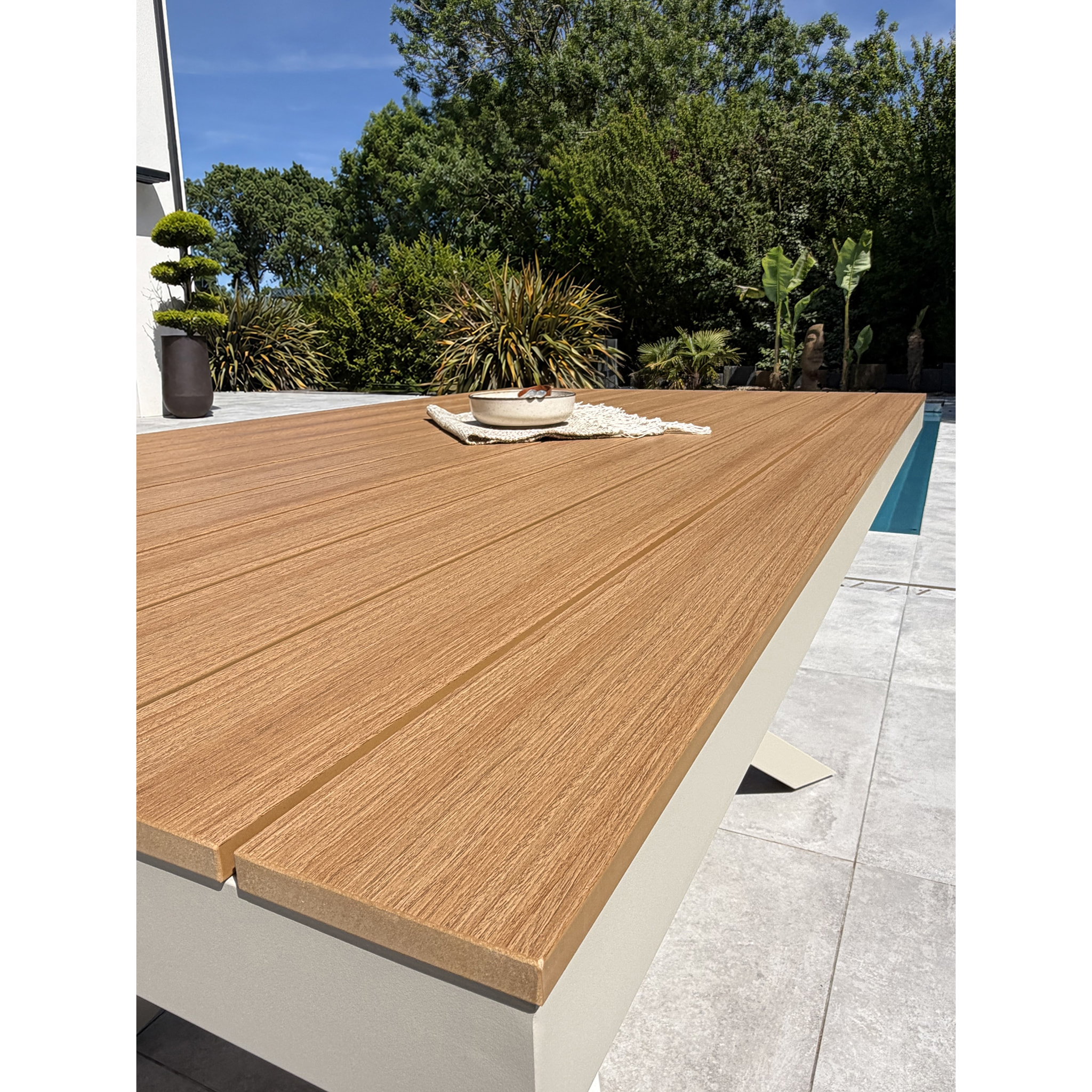 LAMU - Table de jardin en alu plateau polywood  aspect bois - Grège
