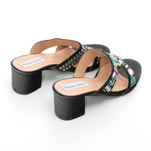 Sandali in simil pelle con tacco comodo ed applicazione di strass e pietre