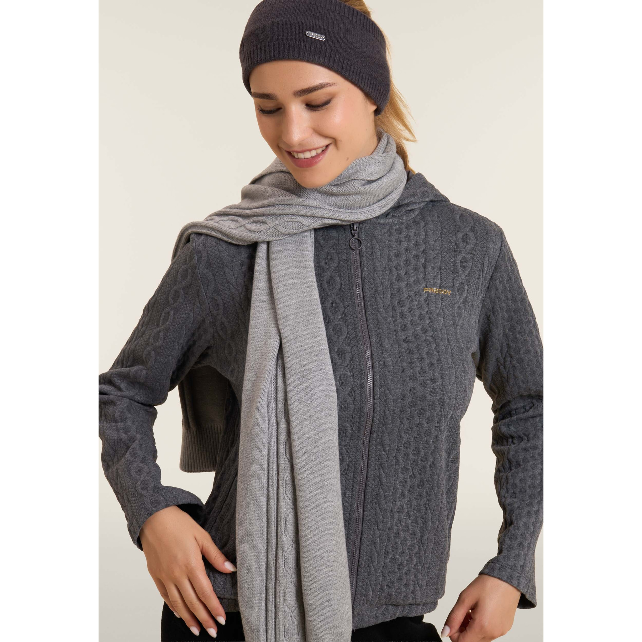 Sciarpa in maglia con treccia centrale decorativa