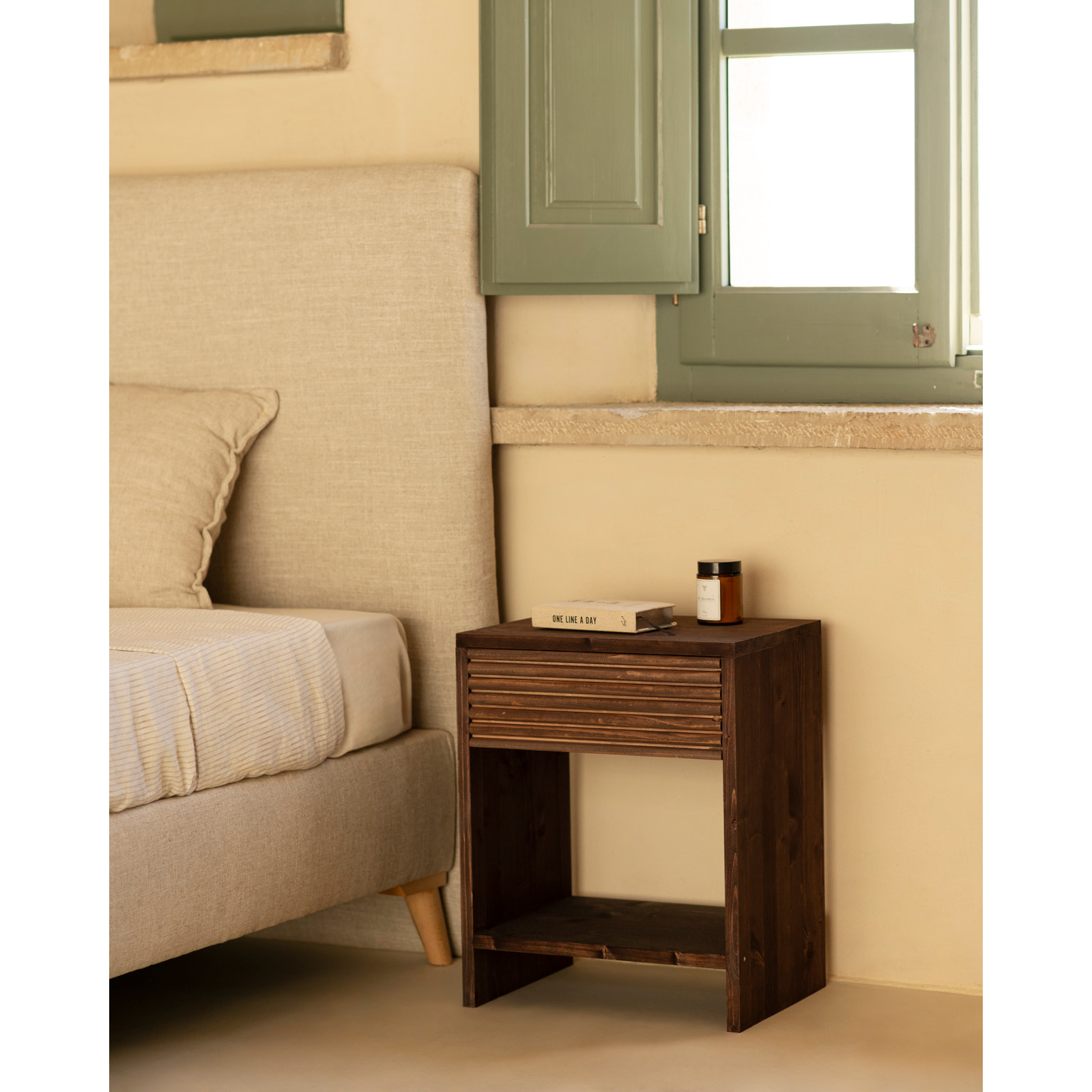 Mesita de noche de madera maciza con un cajón en tono nogal de varias medidas