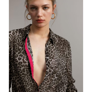 Camicia semitrasparente con stampa animalier e dettagli a contrasto