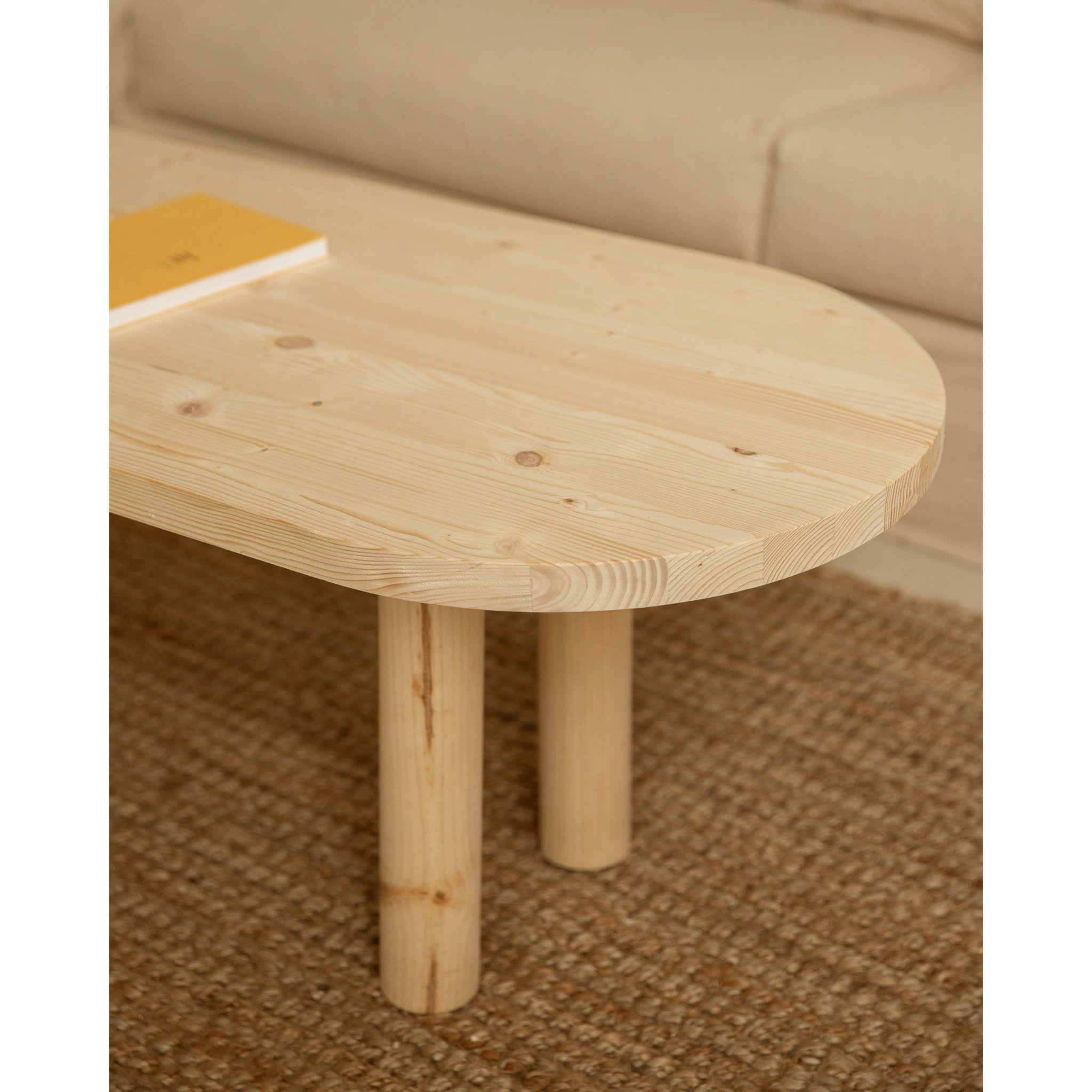 Table basse ovale en bois massif en teinte naturelle de 40x120cm Hauteur: 40 Longueur: 120 Largeur: 50