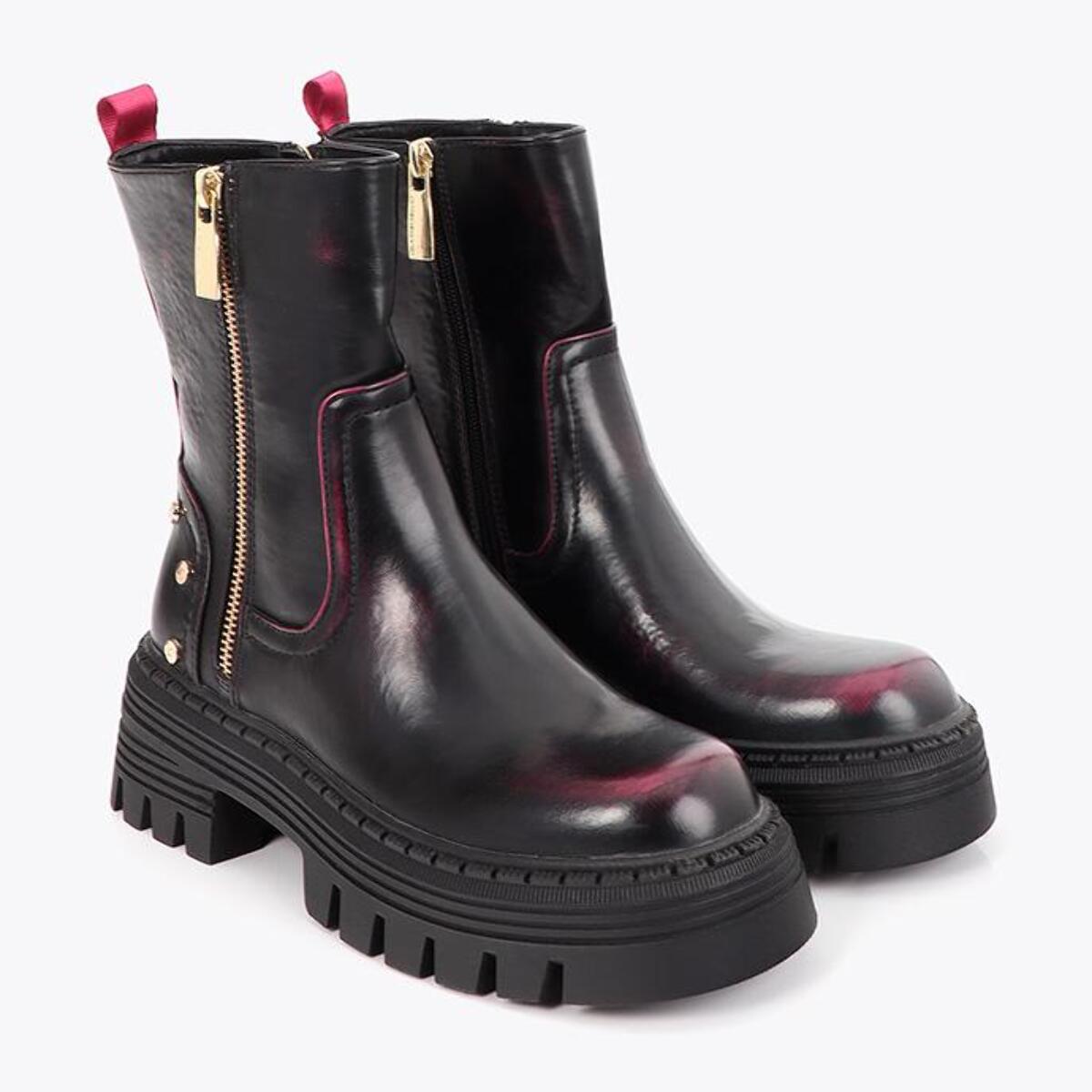 Stivaletto con effetto sfumato e dettagli metallici