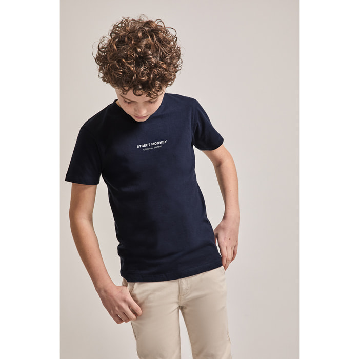 Camiseta de manga corta con cuello redondo y texto pequeño centrado en el pecho, estilo minimalista | Color: Marino | Street Monkey