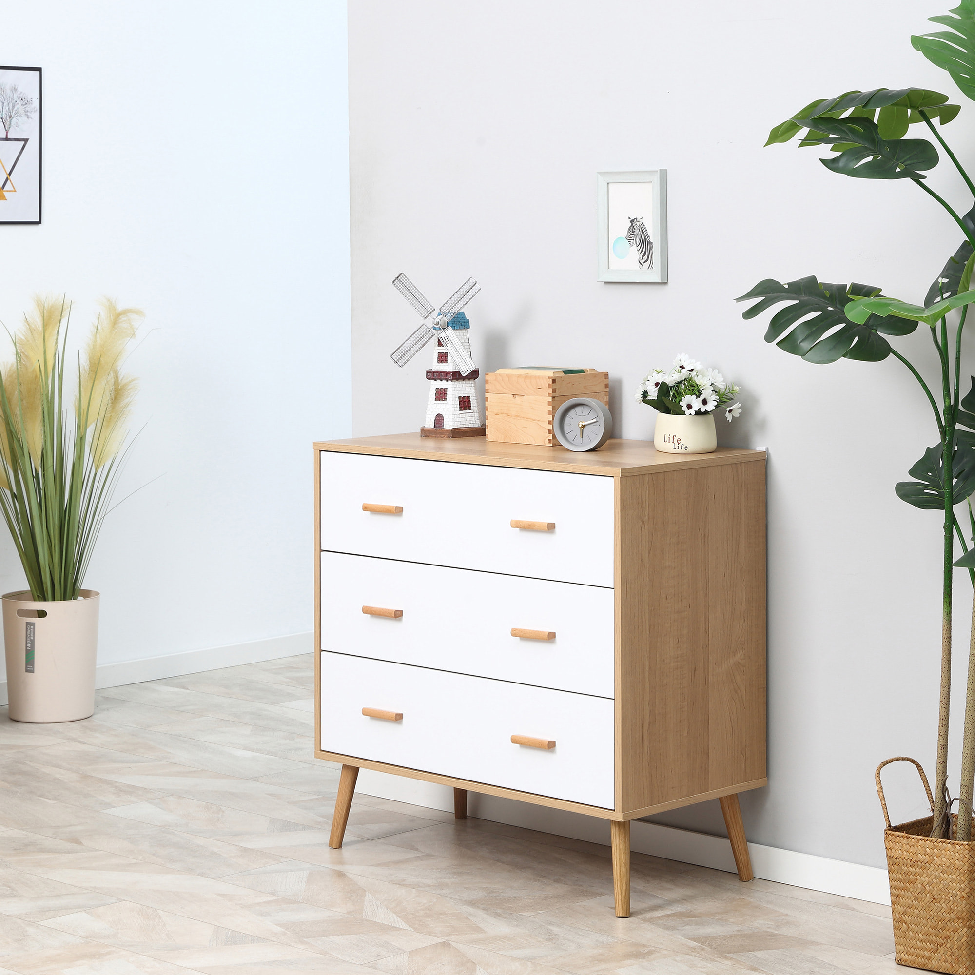 Commode design scandinave sur pieds 3 tiroirs coulissants pieds effilés inclinés panneaux particules blanc aspect bois clair