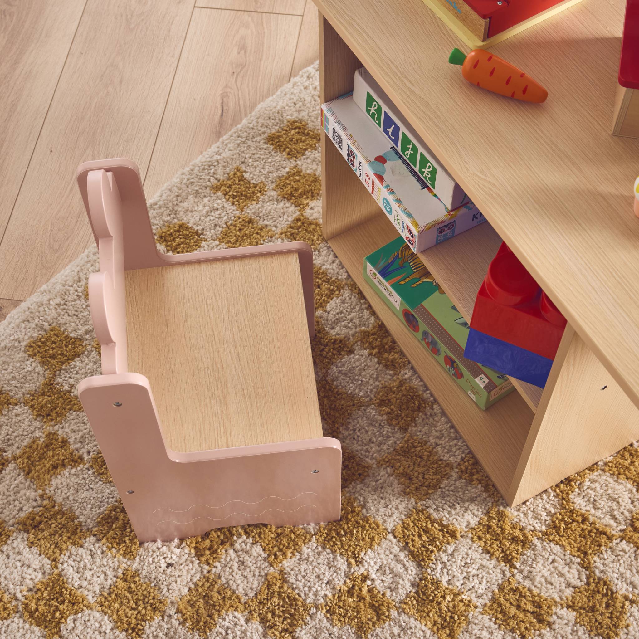 Table enfant + 2 chaises. avec étagères. rose