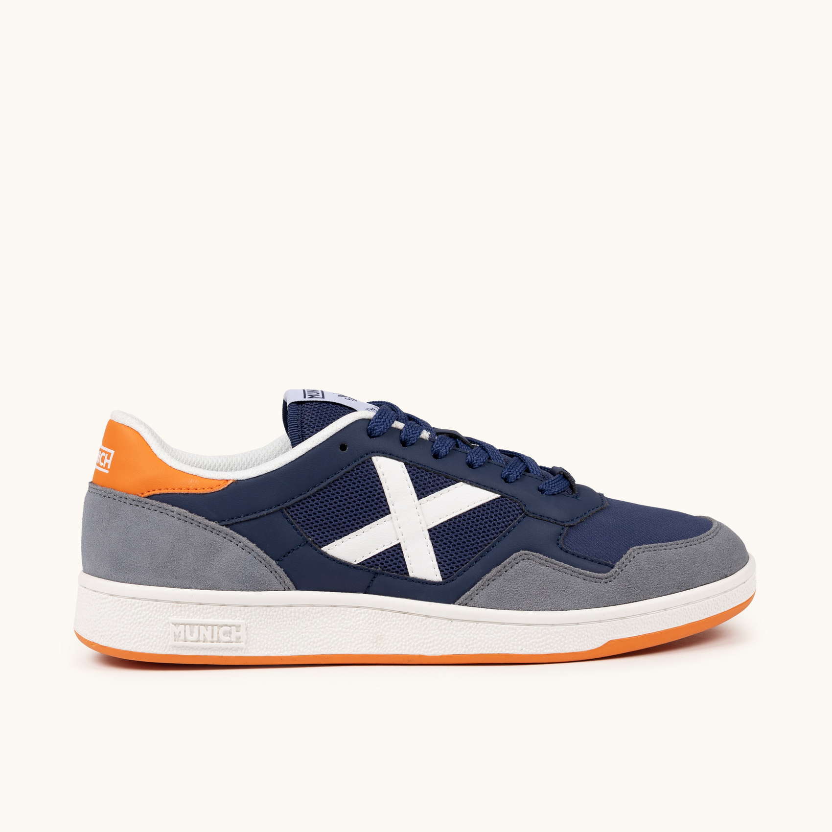 Zapatilla Urbana en Azul Marino con Detalles Naranja MUNICH ARROW 81