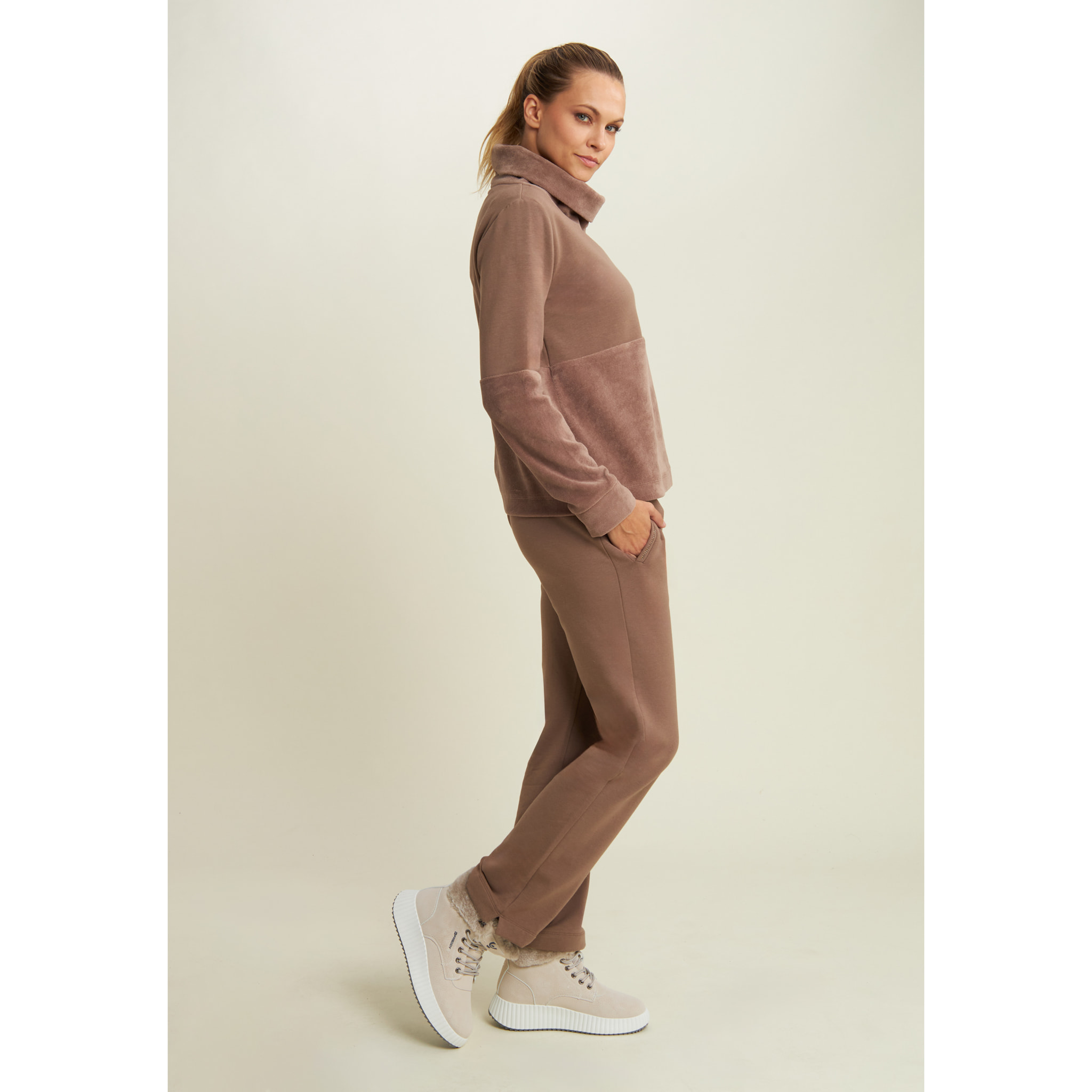 Pantaloni sportivi con gamba dritta e dettagli luminosi