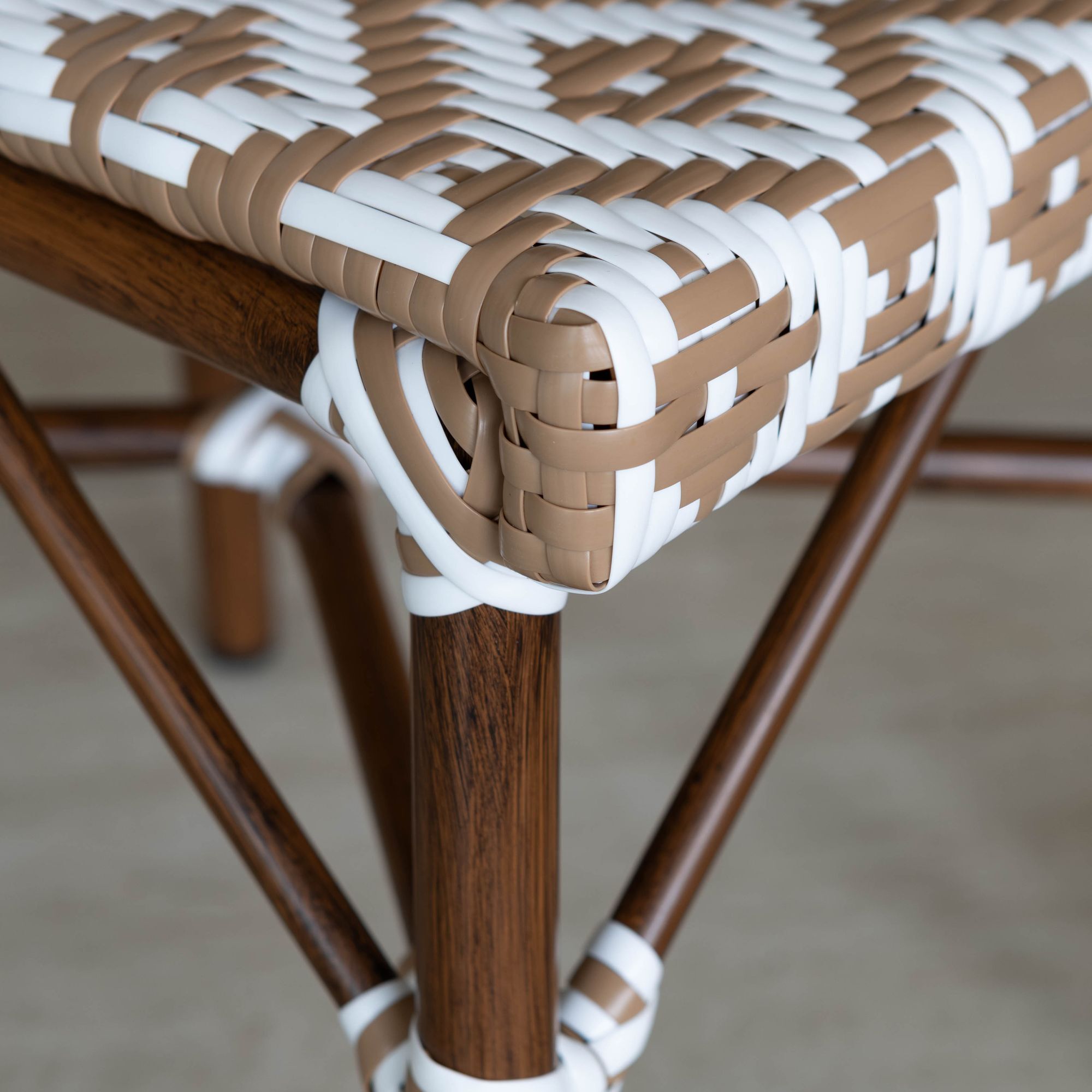 Lot de 2 chaises de table avec effet rotin tressé beige