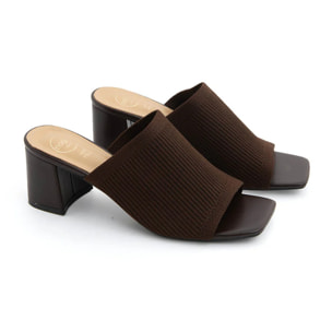 Sabot con tacco largo e fascia microintrecciata - MARRONE
