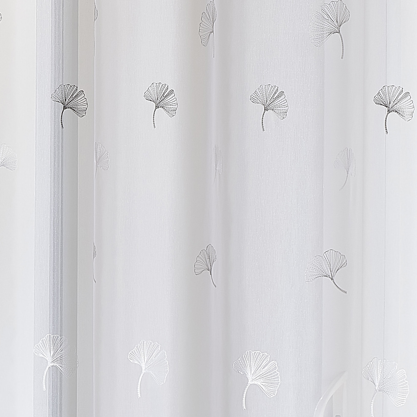 Tissu plombé et brodé feuilles de gingko - Gris clair